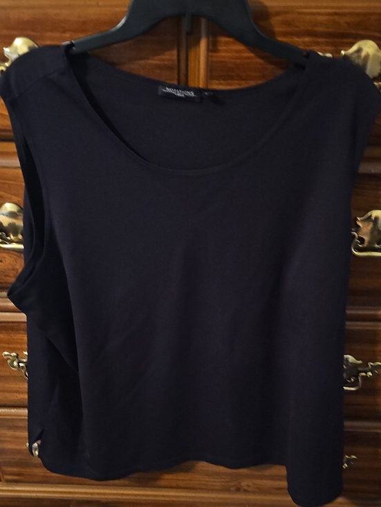 Notations Woman Tops - Sleeveless Scoop Neck Tank Top in Black